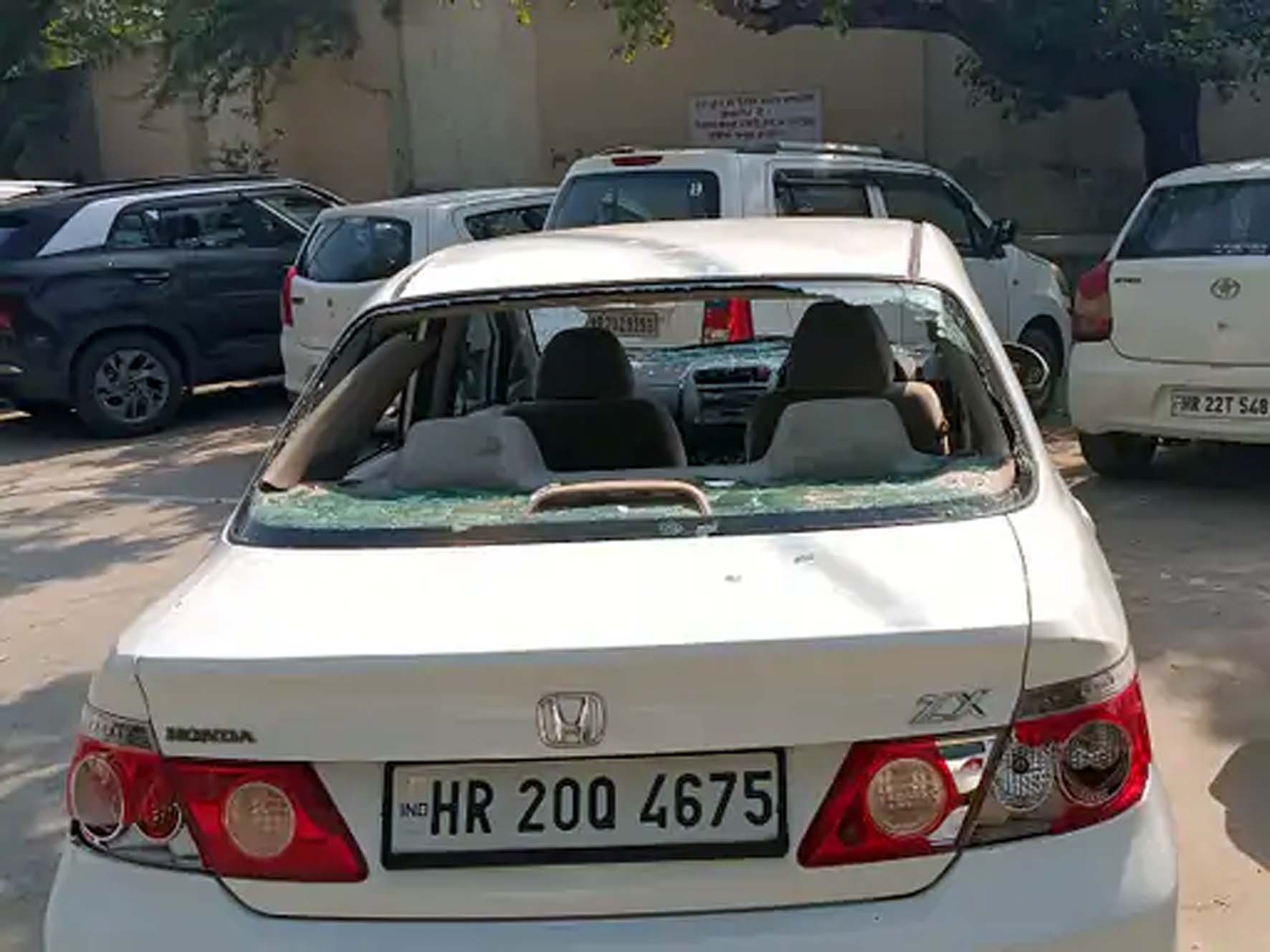 हमलावरों ने गाड़ी के शीशे भी तोड़ डाले। हमलावरों ने गाड़ी के शीशे भी तोड़ डाले।