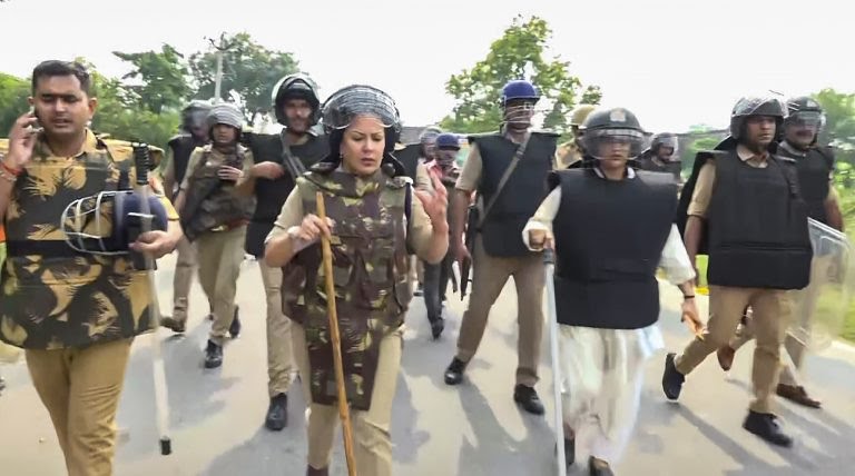 जिले के प्रशासनिक अधिकारी, इलाके का गश्त करते हुए जिले के प्रशासनिक अधिकारी, इलाके का गश्त करते हुए