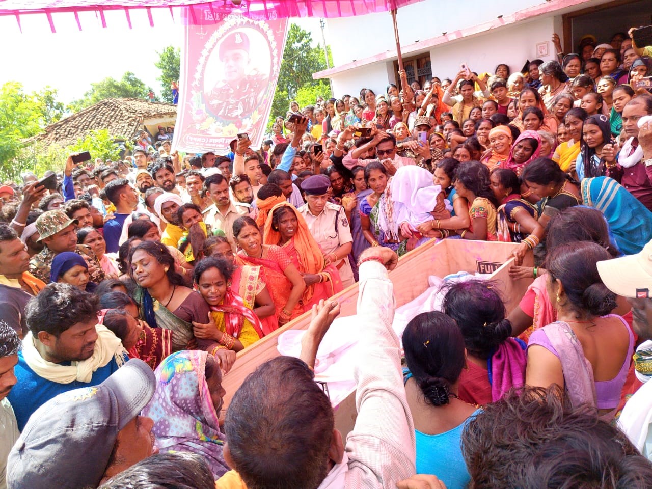 बलिदानी टकेश्वर निषाद के अंतिम दर्शन करने उमड़ी भीड़ व बिलखते हुए स्वजन। बलिदानी टकेश्वर निषाद के अंतिम दर्शन करने उमड़ी भीड़ व बिलखते हुए स्वजन।