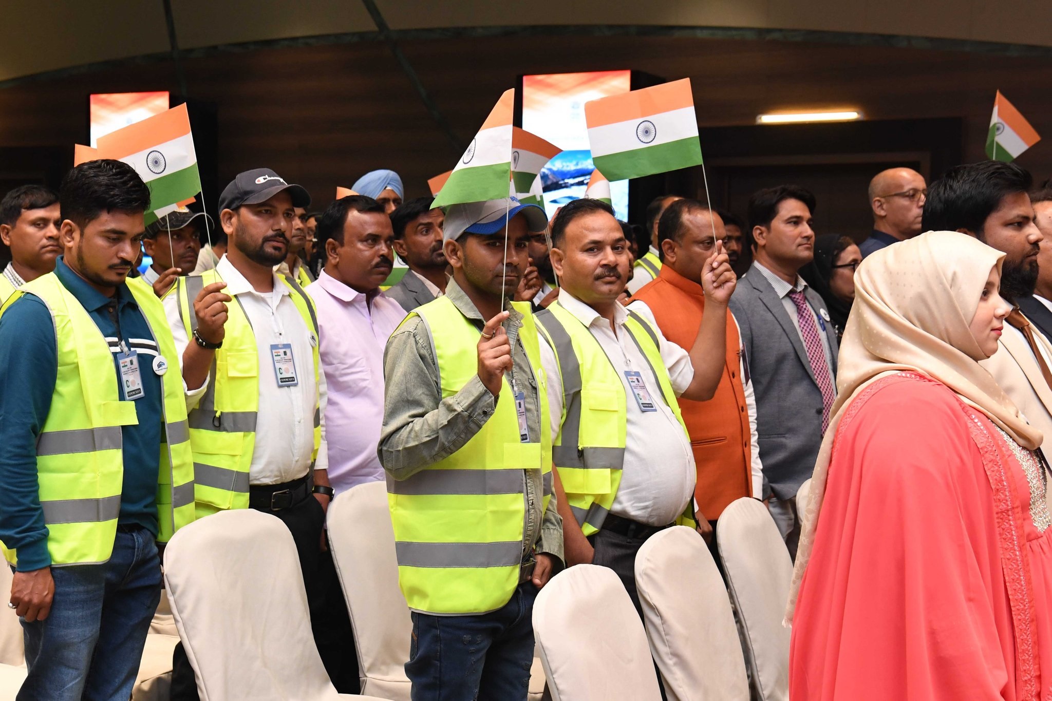 भारत की राष्ट्रपति द्रौपदी मुर्मु की अल्जीरिया यात्रा के यादगार पलों का सचित्र विवरण राष्ट्रपति कार्यालय के आधिकारिक एक्स अकाउंट पर साझा किया गया है। सभी फोटो वहीं से साभार। भारत की राष्ट्रपति द्रौपदी मुर्मु की अल्जीरिया यात्रा के यादगार पलों का सचित्र विवरण राष्ट्रपति कार्यालय के आधिकारिक एक्स अकाउंट पर साझा किया गया है। सभी फोटो वहीं से साभार।