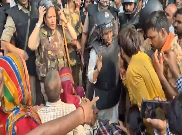 प्रशासन के अधिकारी आक्रोशितों को समझाते हुए प्रशासन के अधिकारी आक्रोशितों को समझाते हुए