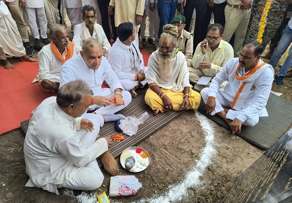 सड़कों का भूमि-पूजन करते हुए वन मंत्री रावत सड़कों का भूमि-पूजन करते हुए वन मंत्री रावत