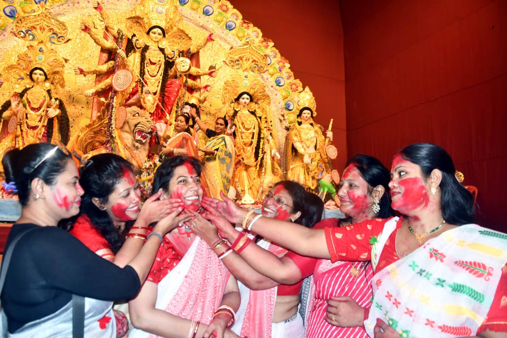 चेतसिंह किला परिसर के समीप पूजा पंडाल में सिंदुर खेला में शामिल महिलाए: फोटो बच्चा गुप्ता चेतसिंह किला परिसर के समीप पूजा पंडाल में सिंदुर खेला में शामिल महिलाए: फोटो बच्चा गुप्ता