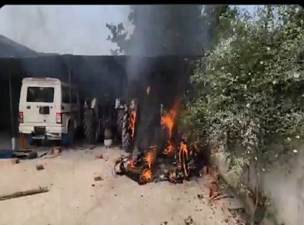 घटना के बाद लोगों ने वाहनों को जलाया घटना के बाद लोगों ने वाहनों को जलाया