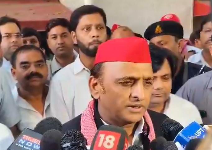 बहराइच हिंसा मामले में पत्रकारों से बोलते सपा अध्यक्ष अखिलेश यादव बहराइच हिंसा मामले में पत्रकारों से बोलते सपा अध्यक्ष अखिलेश यादव