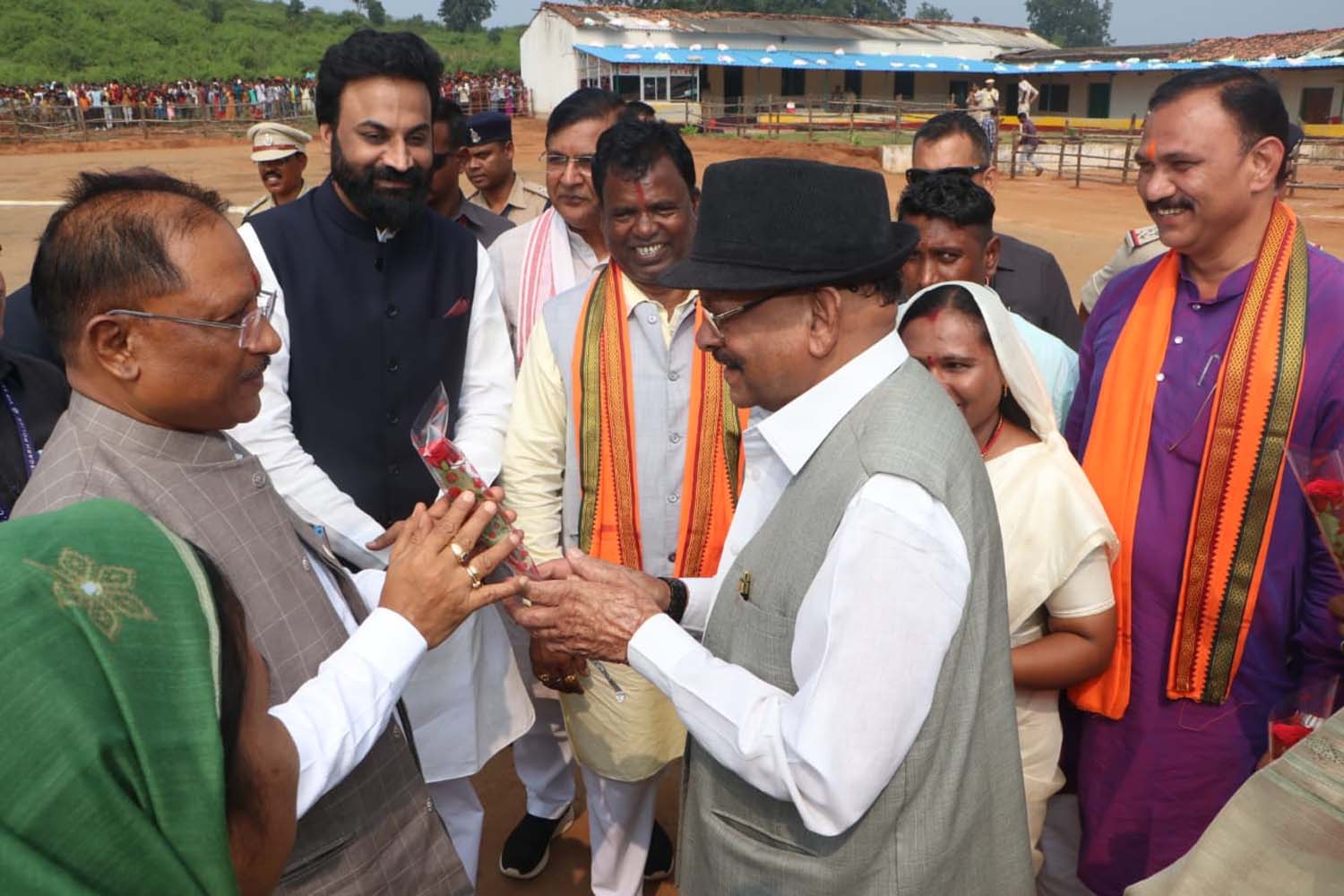 मुख्यमंत्री  विष्णु देव साय  का हेलीपेड पर भैयालाल राजवाड़े स्वागत करते 