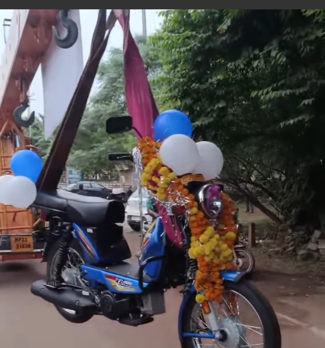 मोपेड लाने की ऐसी खुशी की खर्च कर दिए 50 हजार रुपए मोपेड लाने की ऐसी खुशी की खर्च कर दिए 50 हजार रुपए