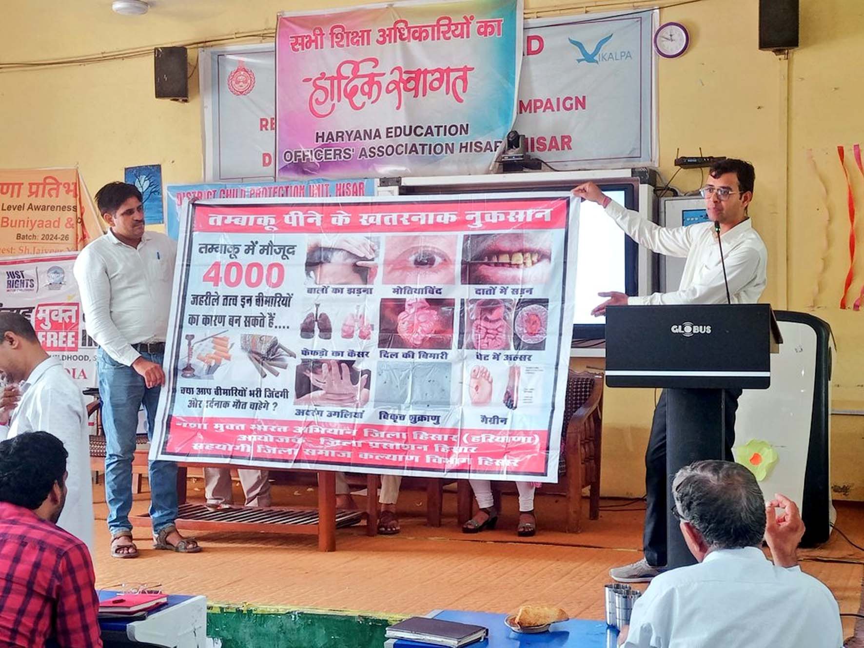 नागरिकों को नशे के दुष्प्रभावों बारे जागरूक करते युवा सामाजिक कार्यकर्ता एवं सुकून काउंसलर राहुल शर्मा। नागरिकों को नशे के दुष्प्रभावों बारे जागरूक करते युवा सामाजिक कार्यकर्ता एवं सुकून काउंसलर राहुल शर्मा।