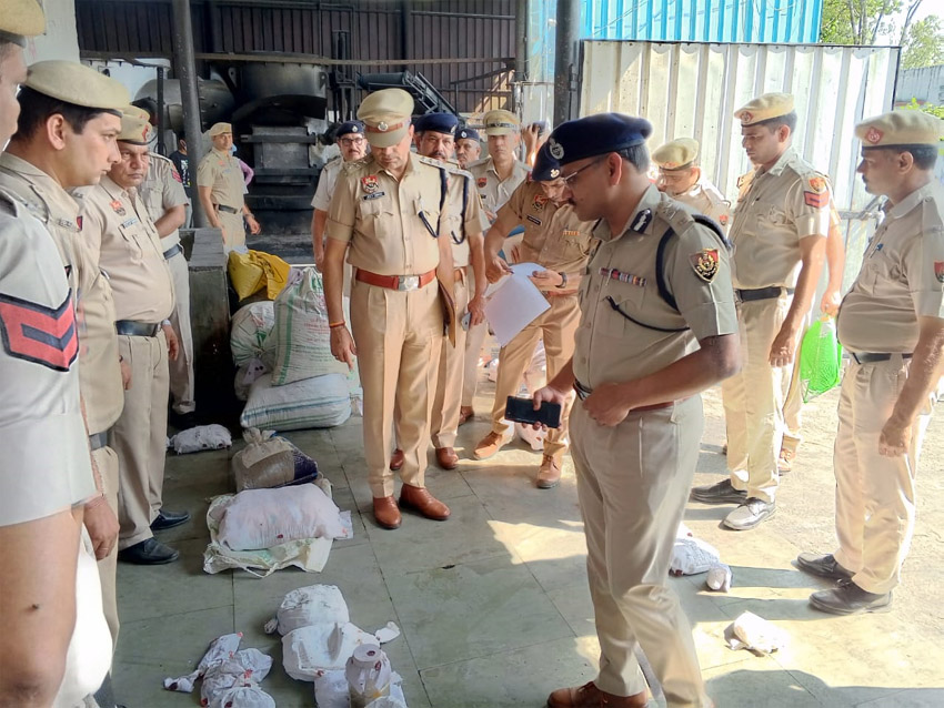 15 Snp-4 सोनीपत: सोनीपत पुलिस आयुक्त सतेन्द्र गुप्ता निरीक्षण करते हुए। 15 Snp-4 सोनीपत: सोनीपत पुलिस आयुक्त सतेन्द्र गुप्ता निरीक्षण करते हुए।