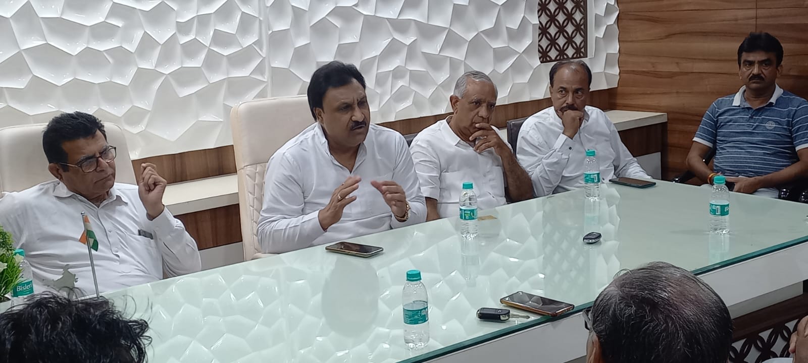 बजरंग गर्ग पत्रकार वार्ता करते हुए बजरंग गर्ग पत्रकार वार्ता करते हुए