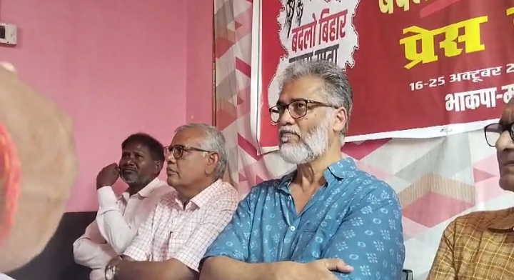 प्रेसवार्ता में दीपंकर प्रेसवार्ता में दीपंकर