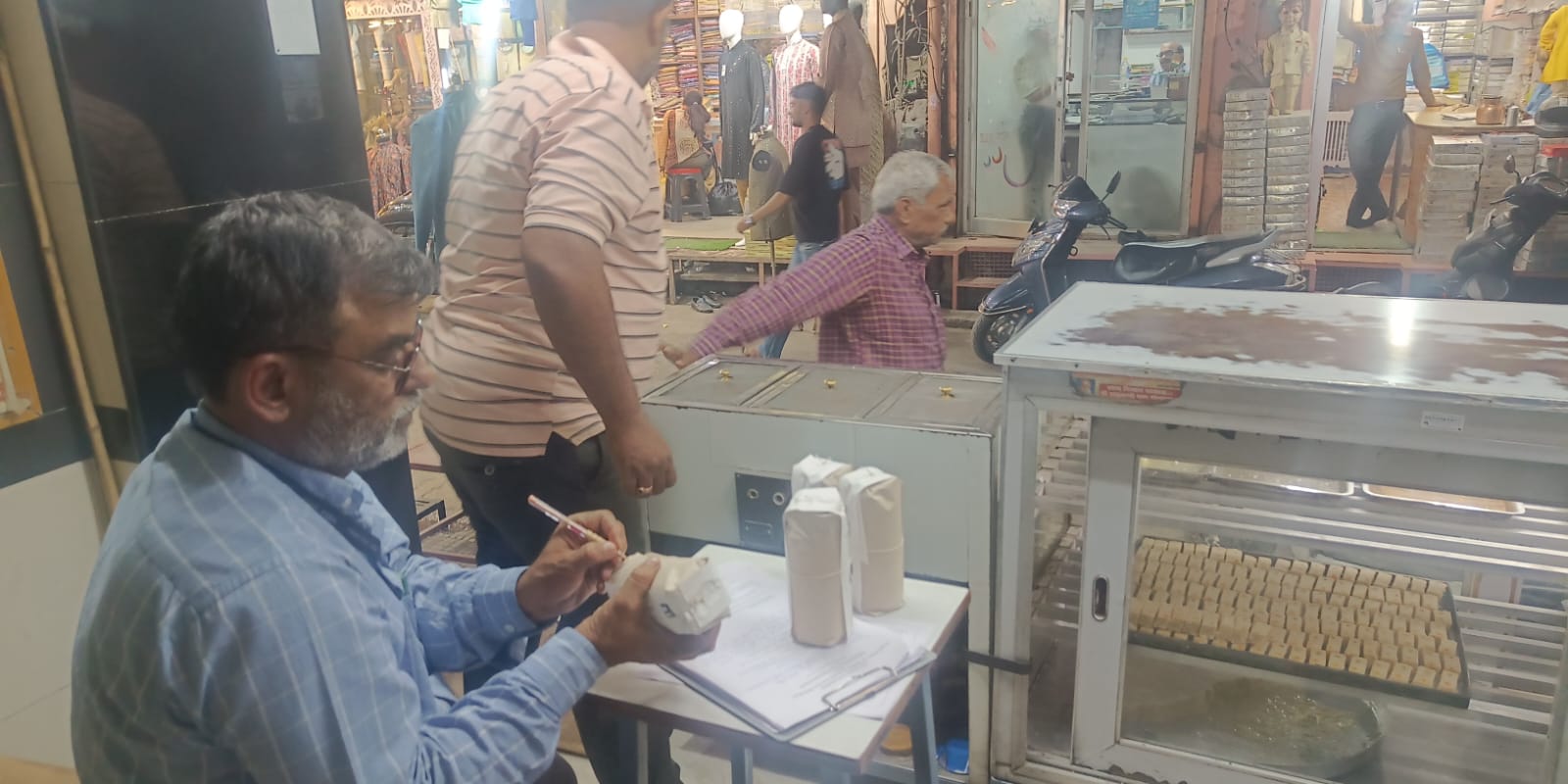 खाद्य सुरक्षा टीम ने लिए सरसों तेल,हल्दी, धनिया,चना मसाला व बर्फी के नमूने खाद्य सुरक्षा टीम ने लिए सरसों तेल,हल्दी, धनिया,चना मसाला व बर्फी के नमूने