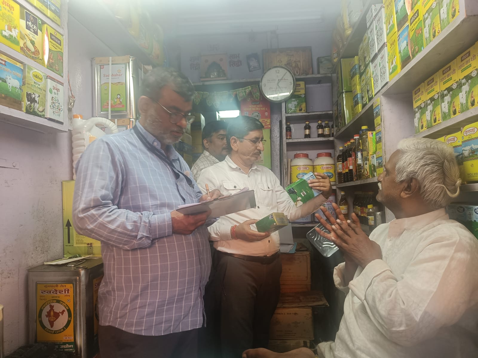 खाद्य सुरक्षा टीम ने लिए सरसों तेल,हल्दी, धनिया,चना मसाला व बर्फी के नमूने खाद्य सुरक्षा टीम ने लिए सरसों तेल,हल्दी, धनिया,चना मसाला व बर्फी के नमूने