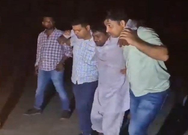 मुठभेड़ में घायल बदमाश काे ले जाती पुलिस मुठभेड़ में घायल बदमाश काे ले जाती पुलिस