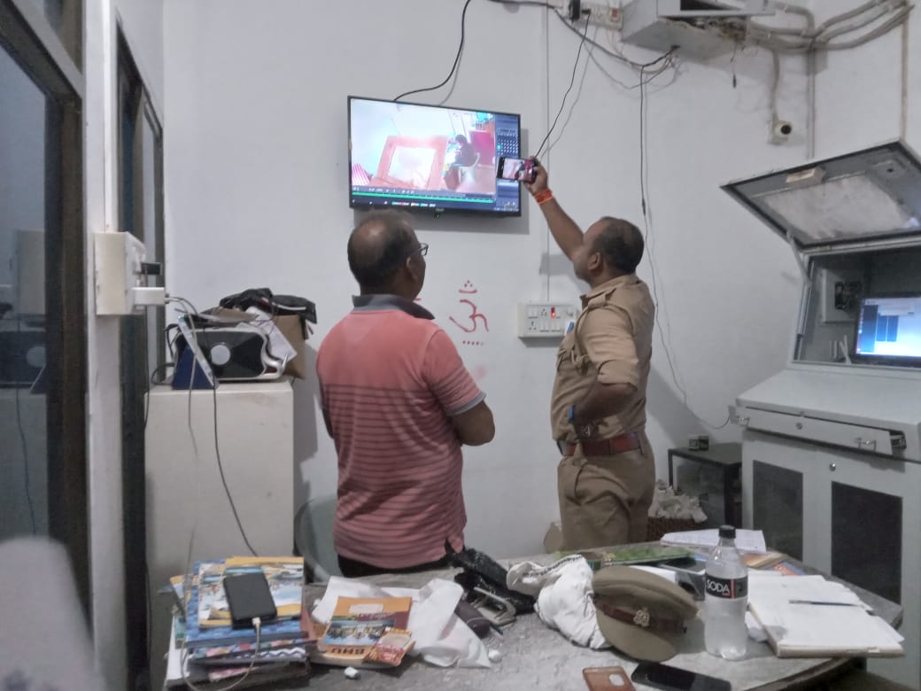बैंक पैसा जमा करने जा रहे पेट्रोल पंप कर्मी से साढ़े तीन लाख रुपए की लूट बैंक पैसा जमा करने जा रहे पेट्रोल पंप कर्मी से साढ़े तीन लाख रुपए की लूट