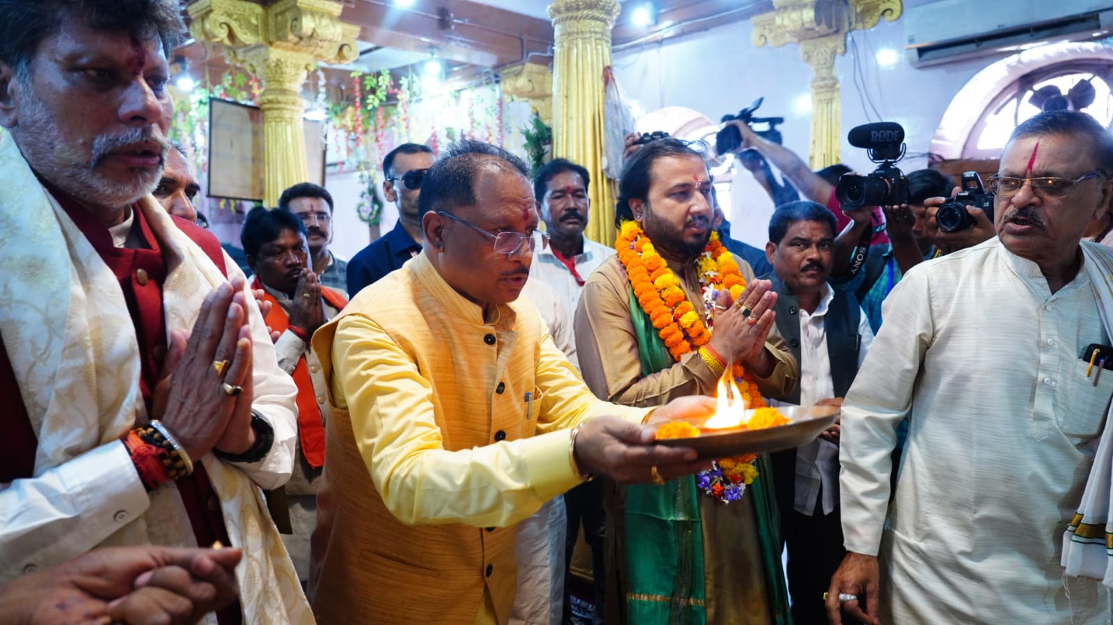 मुख्यमंत्री साय मां दंतेश्वरी की पूजा-अर्चना करते हुए मुख्यमंत्री साय मां दंतेश्वरी की पूजा-अर्चना करते हुए