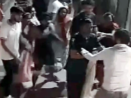 मारपीट का वायरल वीडियो मारपीट का वायरल वीडियो