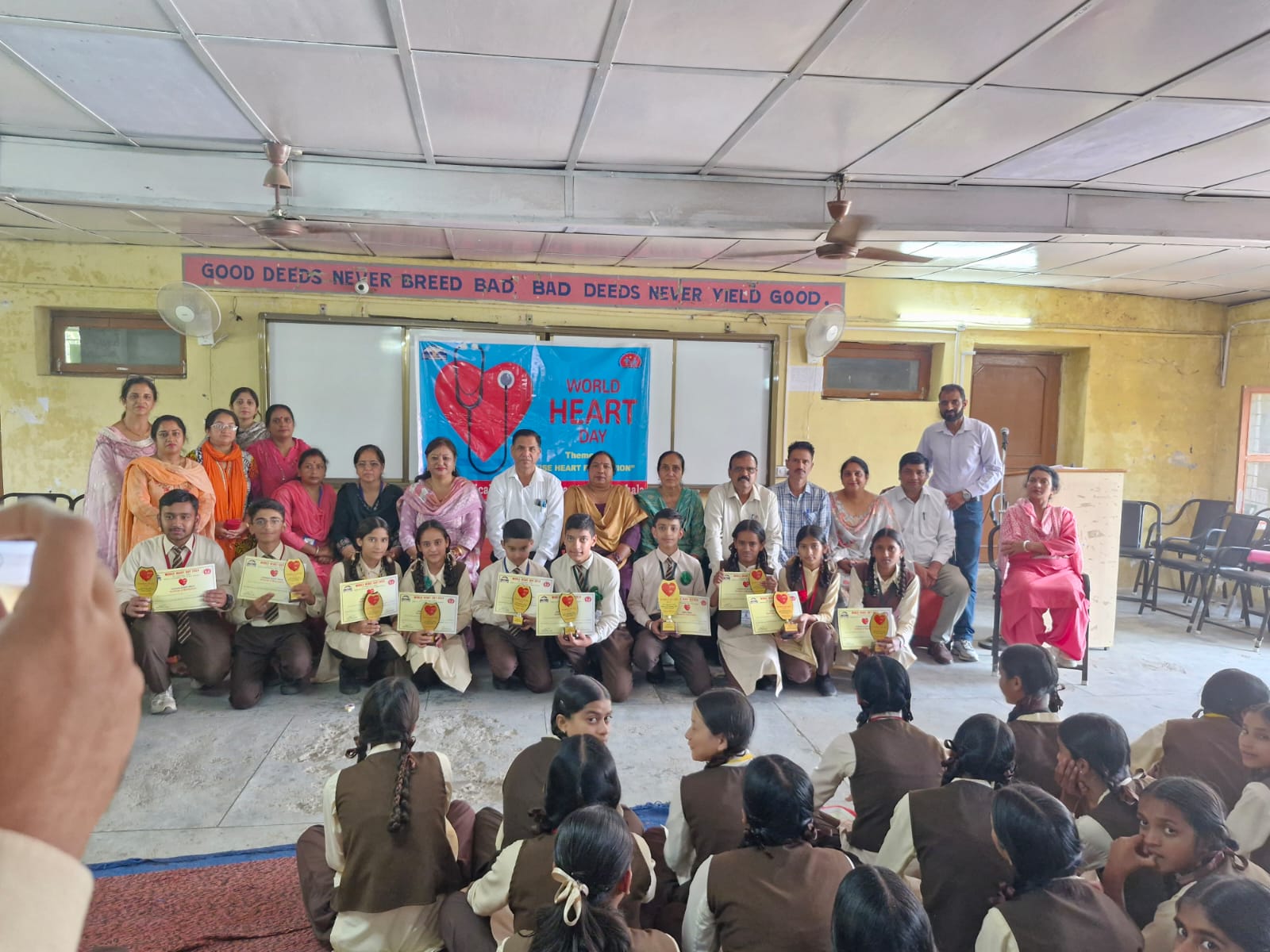 विश्व ह्रदय दिवस पर आयोजित कार्यक्रम में स्कूली बच्चे और विभागीय अधिकारी। विश्व ह्रदय दिवस पर आयोजित कार्यक्रम में स्कूली बच्चे और विभागीय अधिकारी।