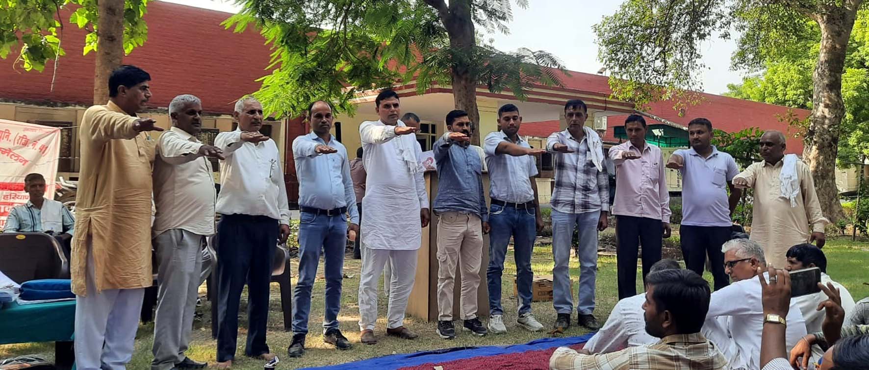 यूनियन के नवनिर्वाचित पदाधिकारी पद व गोपनीयता की शपथ ग्रहण करते हुए। यूनियन के नवनिर्वाचित पदाधिकारी पद व गोपनीयता की शपथ ग्रहण करते हुए।