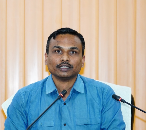 अपर मुख्य निर्वाचन अधिकारी डॉ विजय कुमार जोगदंडे सचिवालय स्थित मीडिया सेंटर में पत्रकारों से बातचीत करते। अपर मुख्य निर्वाचन अधिकारी डॉ विजय कुमार जोगदंडे सचिवालय स्थित मीडिया सेंटर में पत्रकारों से बातचीत करते।