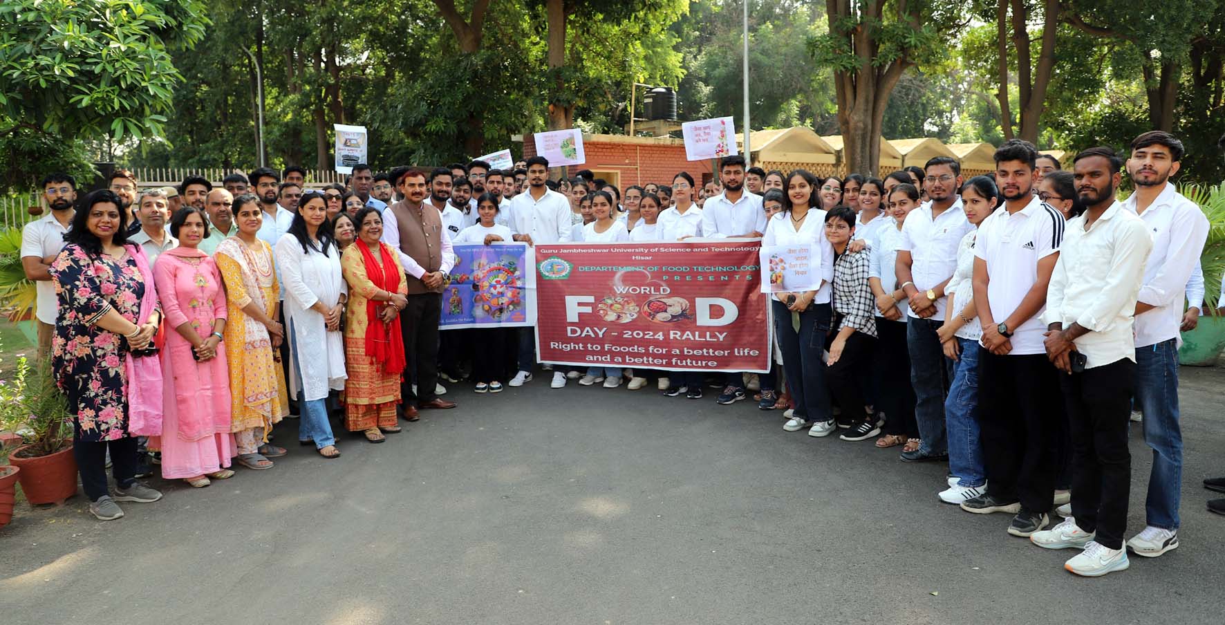 जागरूकता रैली के प्रतिभागियों को प्रोत्साहित करते कुलपति प्रो. नरसी राम बिश्नोई। जागरूकता रैली के प्रतिभागियों को प्रोत्साहित करते कुलपति प्रो. नरसी राम बिश्नोई।