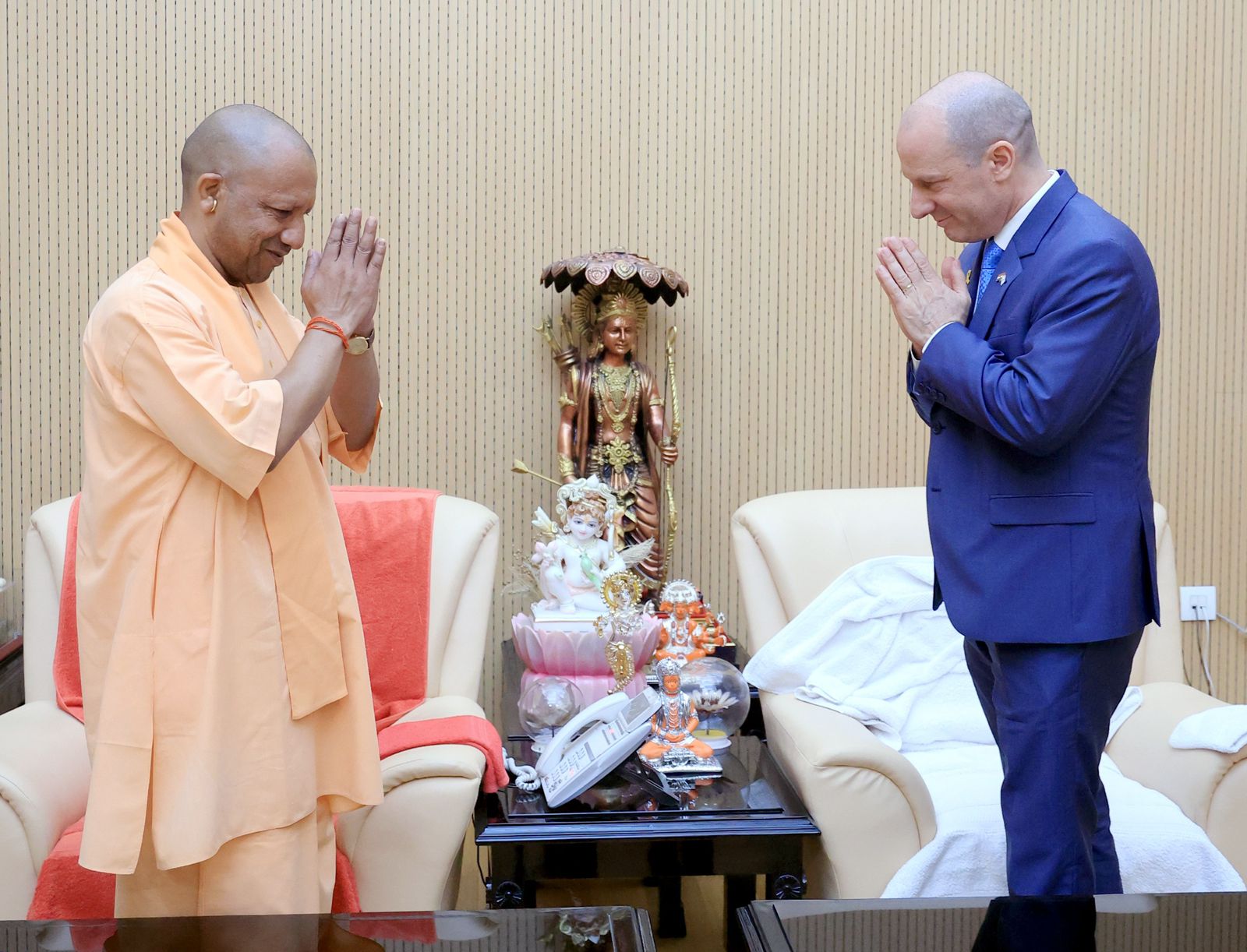 मुख्यमंत्री योगी से मुलाकात करते इजरायल के राजदूत मुख्यमंत्री योगी से मुलाकात करते इजरायल के राजदूत