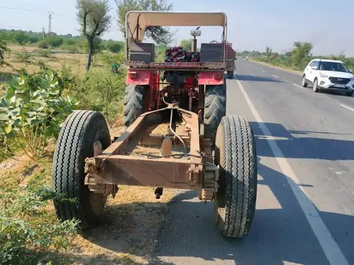 डंपर की टक्कर से ट्रॉली का ऊपर हिस्सा दूर जाकर गिरा। डंपर की टक्कर से ट्रॉली का ऊपर हिस्सा दूर जाकर गिरा।