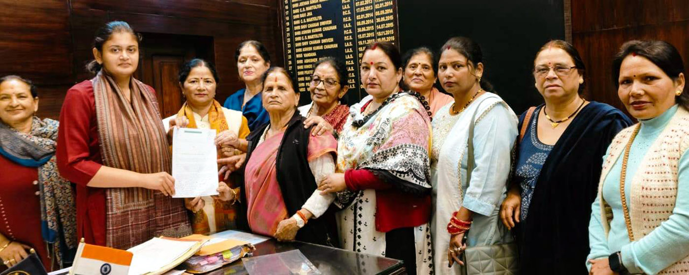 संयुक्त मजिस्ट्रªेट वरुणा अग्रवाल को ज्ञापन सोंपती महिला कांग्रेस की सदस्य। संयुक्त मजिस्ट्रªेट वरुणा अग्रवाल को ज्ञापन सोंपती महिला कांग्रेस की सदस्य।