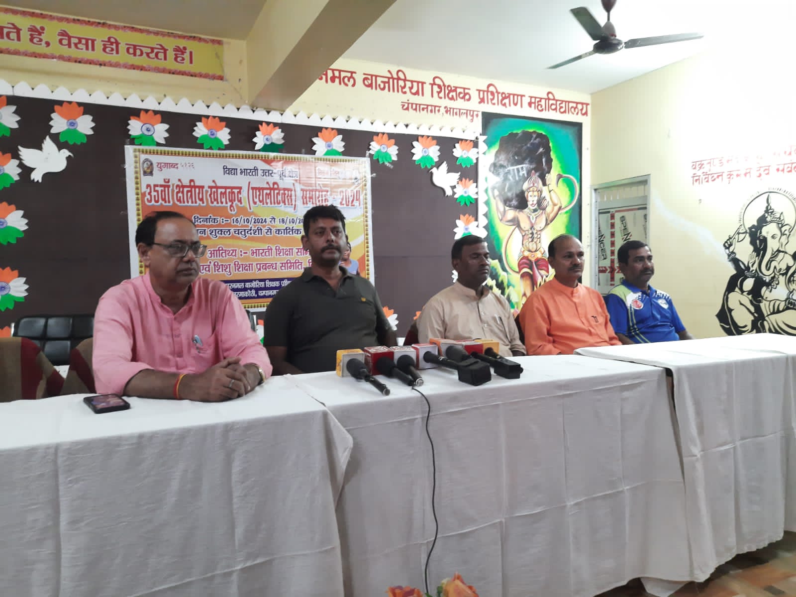 प्रेस को संबोधित करते अतिथि प्रेस को संबोधित करते अतिथि