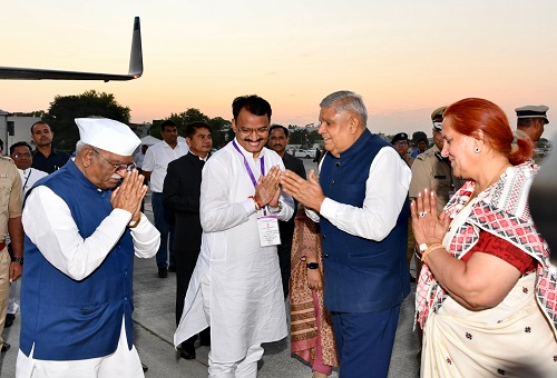 राज्यपाल ने उपराष्ट्रपति को विदाई दी राज्यपाल ने उपराष्ट्रपति को विदाई दी