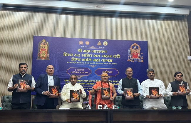 प्रेस को संबोधित करते हुए स्वामी जितेन्द्रानंद सरस्वती और सांसद प्रवीण खंडेलवाल प्रेस को संबोधित करते हुए स्वामी जितेन्द्रानंद सरस्वती और सांसद प्रवीण खंडेलवाल