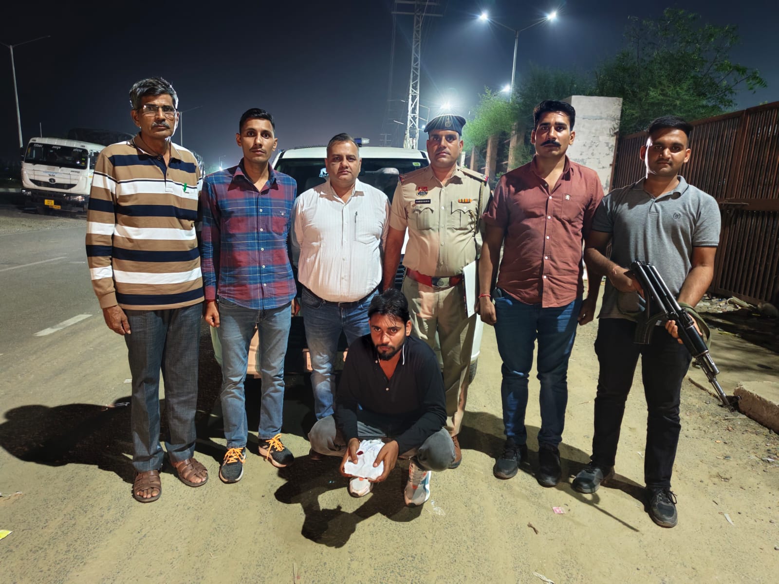 पुलिस गिरफ्त में आरोपित। पुलिस गिरफ्त में आरोपित।