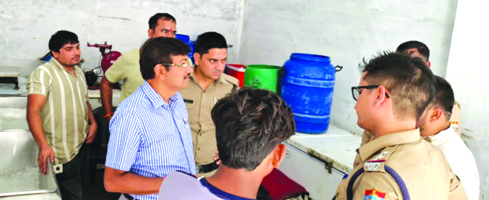 पनीर सैंपल लेते हुए टीम
