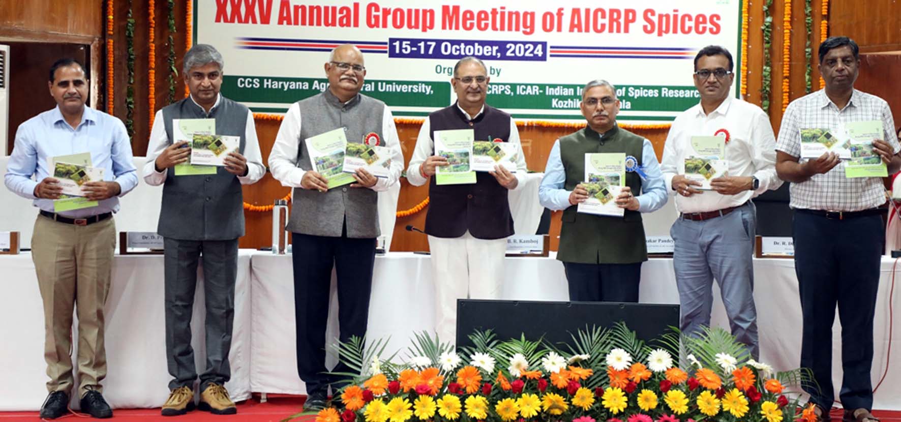 मुख्य अतिथि व अन्य पुस्तक का विमोचन करते हुए। मुख्य अतिथि व अन्य पुस्तक का विमोचन करते हुए।