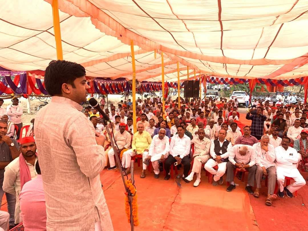 कश्यप समाज के महासम्मेलन में बोलते करहल सीट से सपा उम्मीदवार तेज प्रताप यादव वी उपस्थित भीड़ कश्यप समाज के महासम्मेलन में बोलते करहल सीट से सपा उम्मीदवार तेज प्रताप यादव वी उपस्थित भीड़