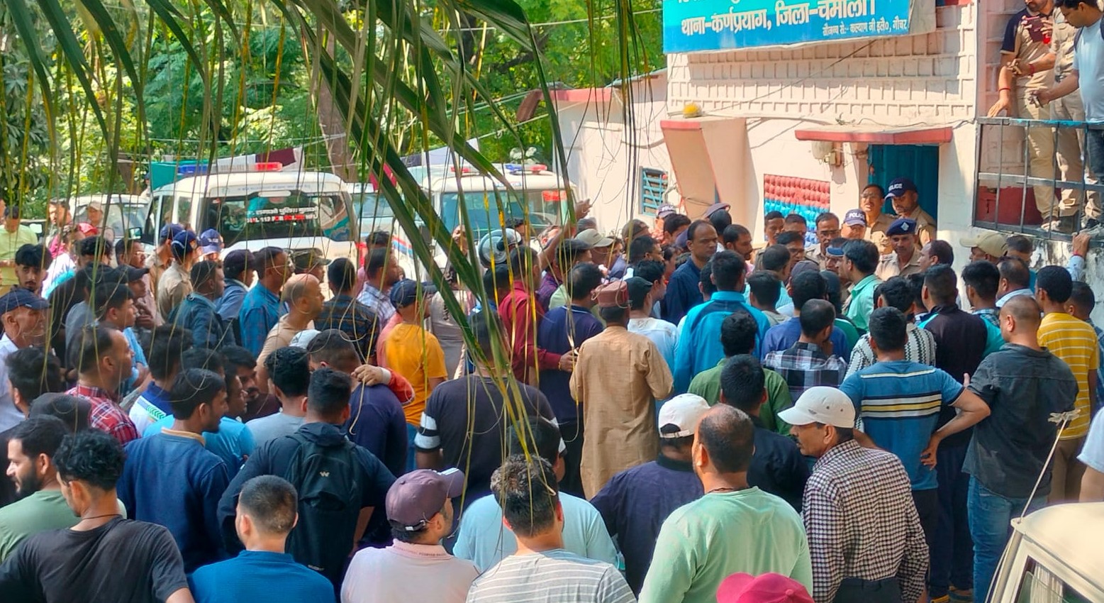 गौचर में दो समुदायों के बीच मारपीट के बाद पुलिस चौकी में पहुंचे लोग। गौचर में दो समुदायों के बीच मारपीट के बाद पुलिस चौकी में पहुंचे लोग।