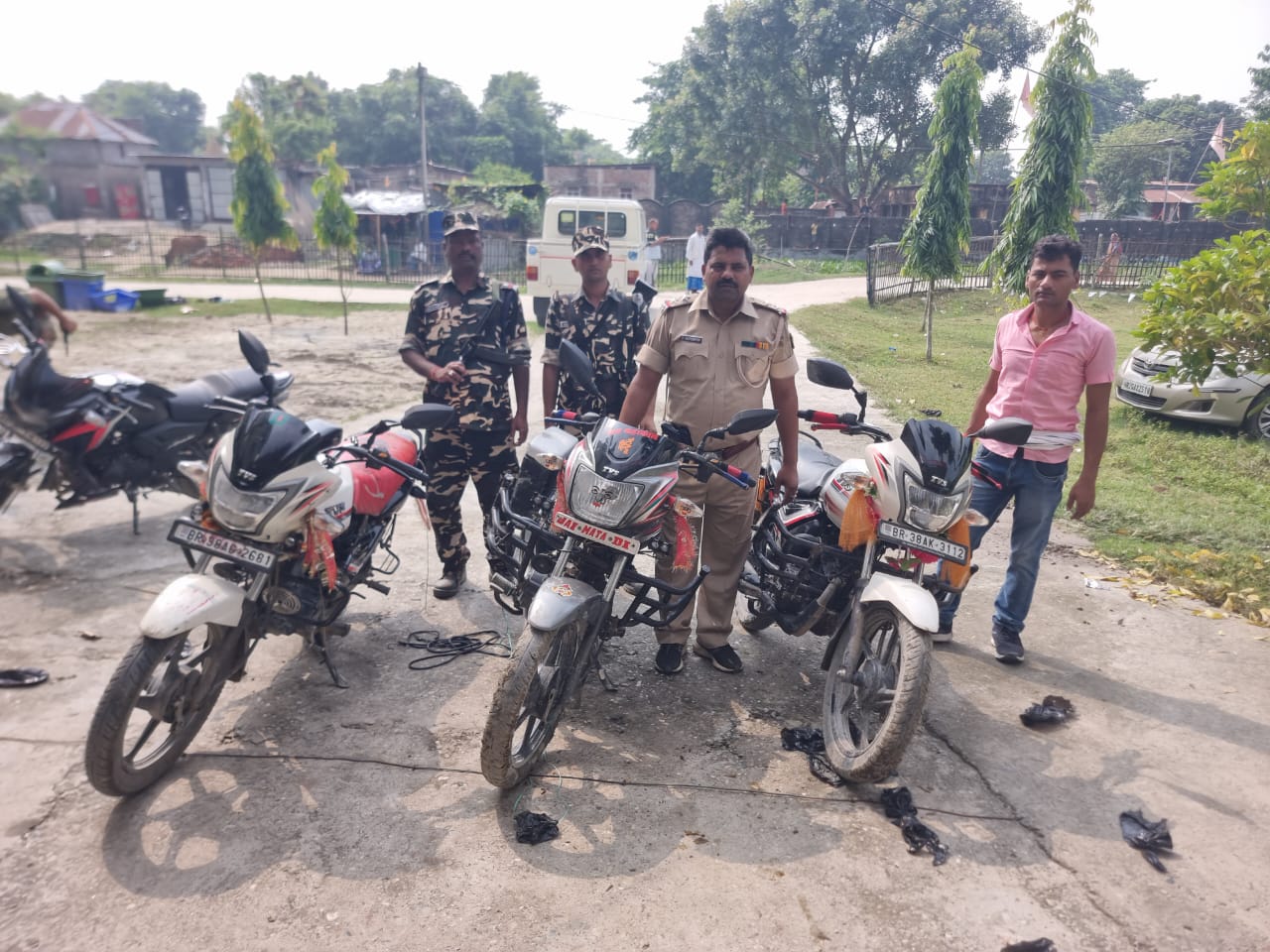 अररिया फोटो:जब्त मोटरसाइकिल के साथ थानाध्यक्ष और अन्य अररिया फोटो:जब्त मोटरसाइकिल के साथ थानाध्यक्ष और अन्य