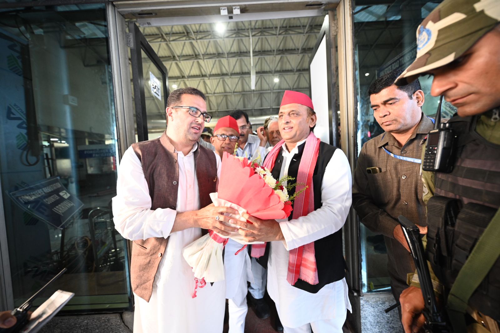 सभा अध्यक्ष अखिलेश यादव के जम्मू कश्मीर पहुंचने पर स्वागत करते लोग सभा अध्यक्ष अखिलेश यादव के जम्मू कश्मीर पहुंचने पर स्वागत करते लोग