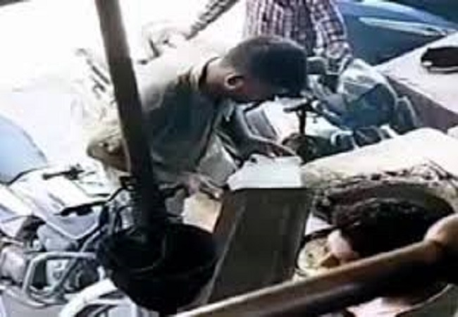 सहारनपुर मे रोटी पर थूकते हुए वीडियो आया सामने सहारनपुर मे रोटी पर थूकते हुए वीडियो आया सामने