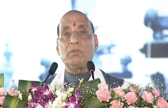 राजनाथ सिंह तेलंगाना के विकाराबाद में नौसेना के वीएलएफ राडार स्टेशन की नींव रखने के बाद समारोह को संबोधित करते हुए