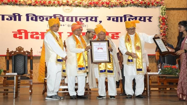 जीवाजी विश्वविद्यालय के दीक्षांत समारोह में राज्यपाल उपाधियां वितरित करते हुए जीवाजी विश्वविद्यालय के दीक्षांत समारोह में राज्यपाल उपाधियां वितरित करते हुए