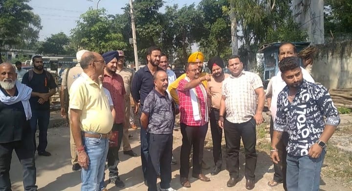 नाले के ओवरफ्लो की समस्या को लेकर विधायक ने वार्ड नंबर 21 का दौरा किया नाले के ओवरफ्लो की समस्या को लेकर विधायक ने वार्ड नंबर 21 का दौरा किया