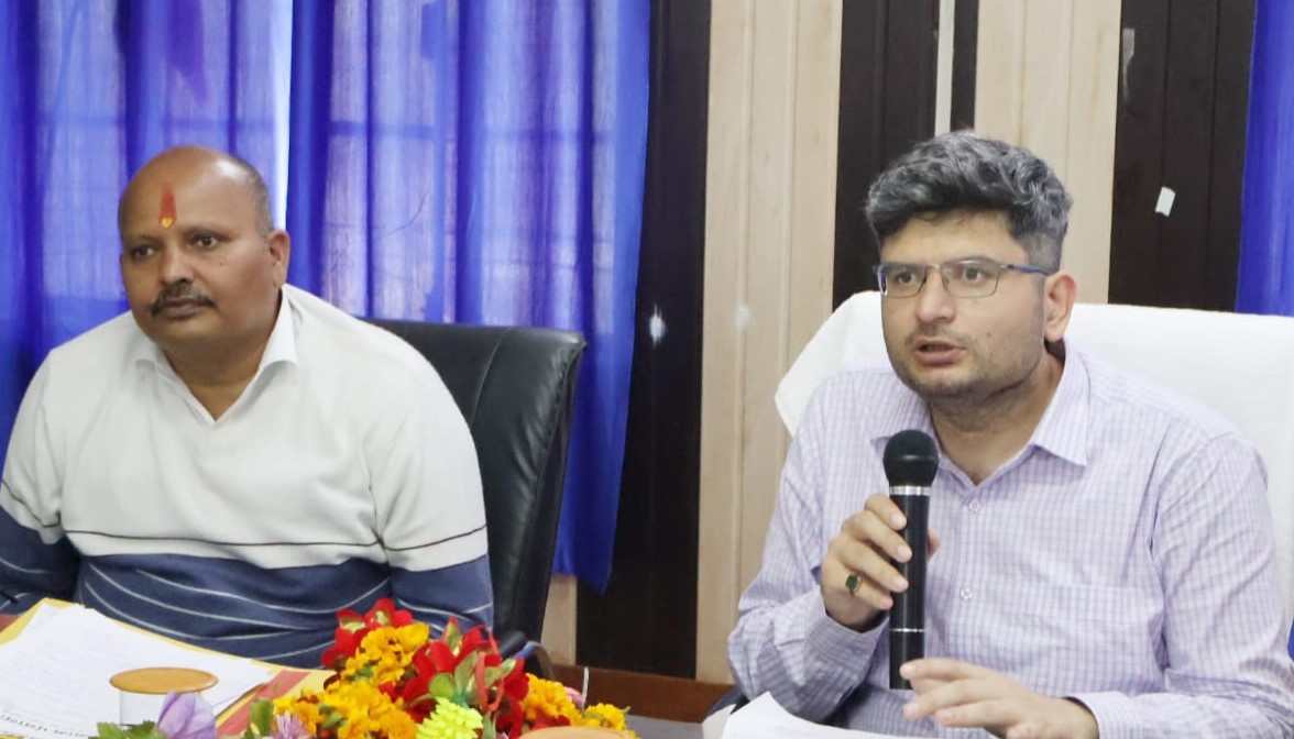नंदानगर तहसील दिवस पर समस्याऐं सुनते हुए डीएम चमोली। नंदानगर तहसील दिवस पर समस्याऐं सुनते हुए डीएम चमोली।