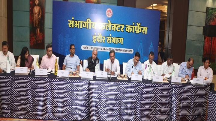 इंदौर संभाग के राजस्व अधिकारियों की बैठक इंदौर संभाग के राजस्व अधिकारियों की बैठक