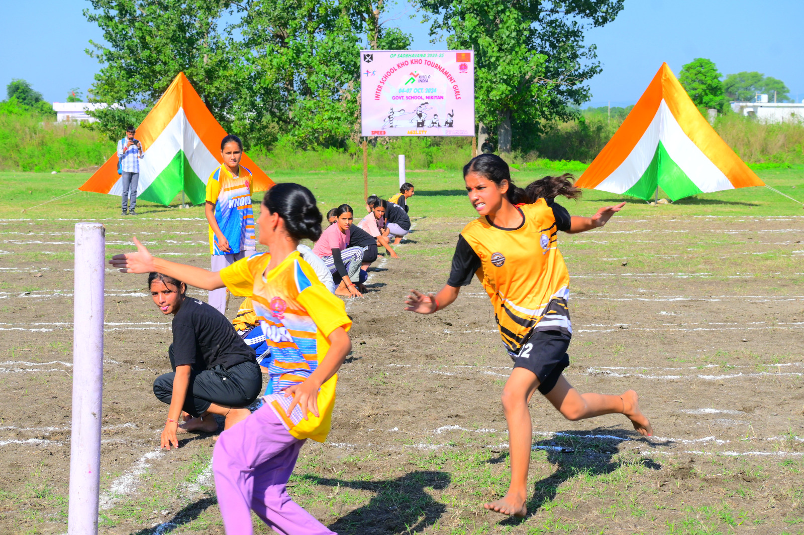 प्रतियाेगिता में भाग लेती छातराएं प्रतियाेगिता में भाग लेती छातराएं