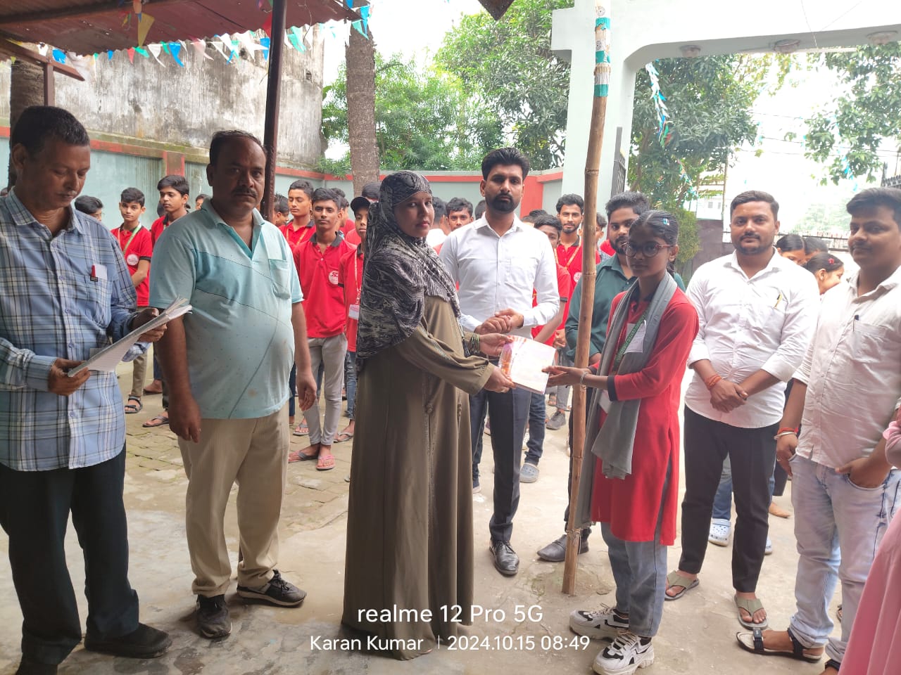 अररिया फोटो:प्रतिभागी को सम्मानित करते अतिथि अररिया फोटो:प्रतिभागी को सम्मानित करते अतिथि