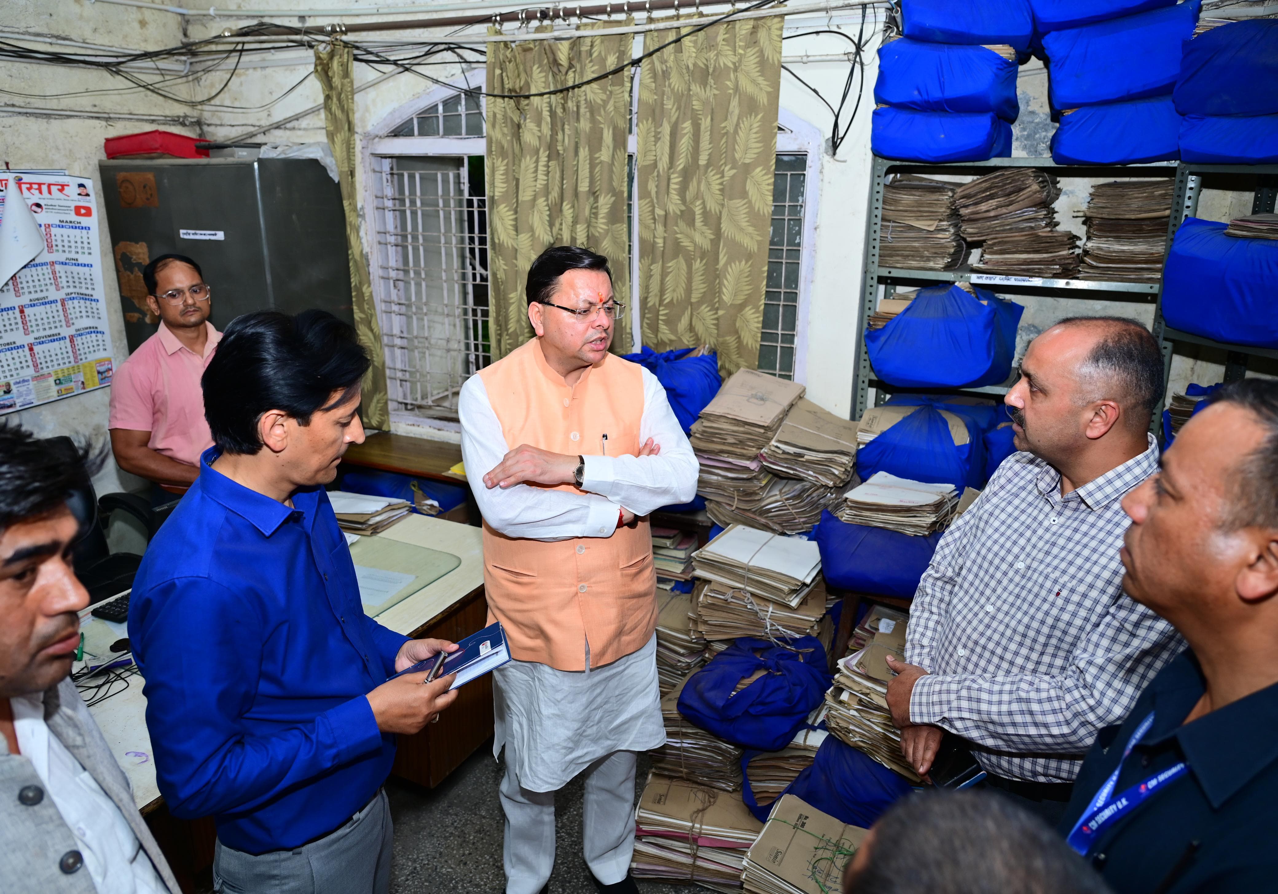 मुख्यमंत्री पुष्कर सिंह धामी हल्द्वानी परिवहन कार्यालय का निरीक्षण करते हुए। मुख्यमंत्री पुष्कर सिंह धामी हल्द्वानी परिवहन कार्यालय का निरीक्षण करते हुए।