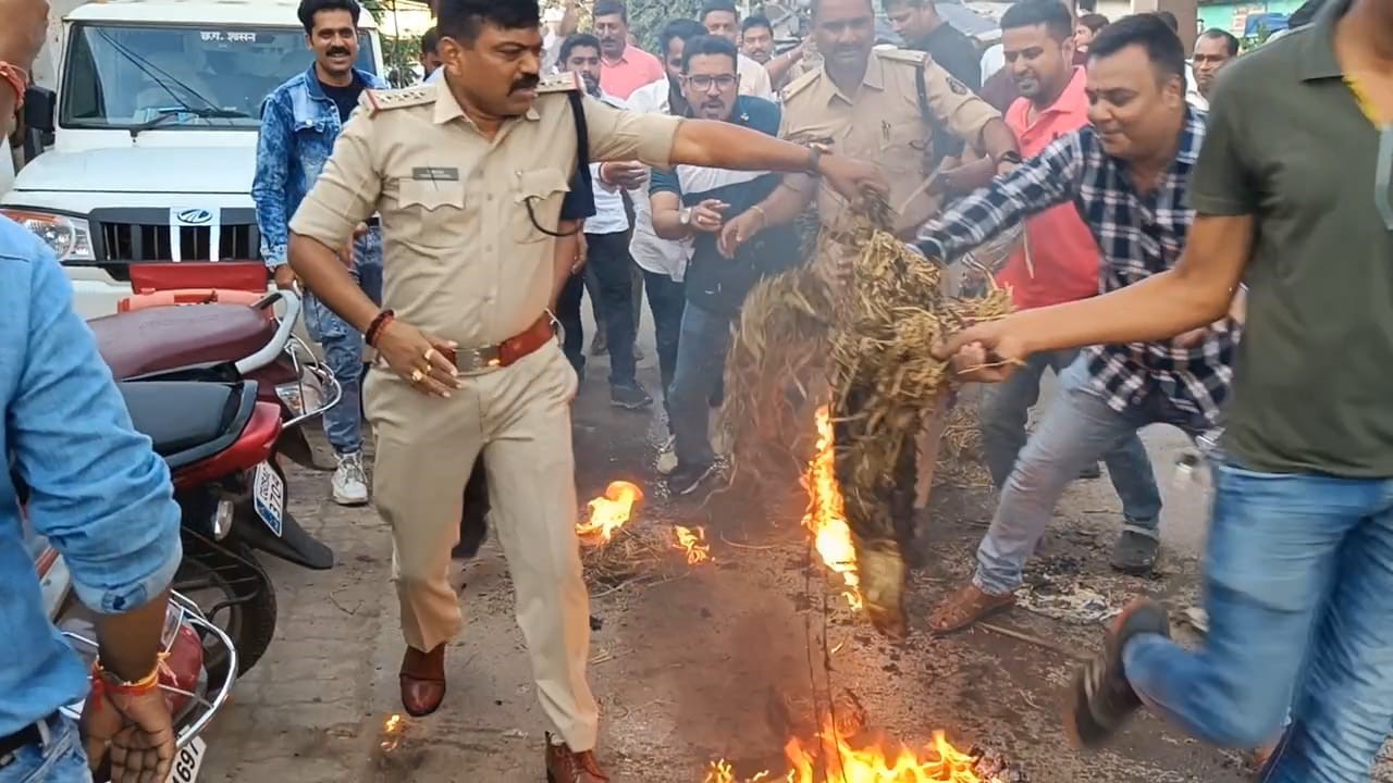 गांधी चौक पर सीएम समेत कैबिनेट मंत्रियों का पुतला फूंकते हुए कांग्रेसी। गांधी चौक पर सीएम समेत कैबिनेट मंत्रियों का पुतला फूंकते हुए कांग्रेसी।
