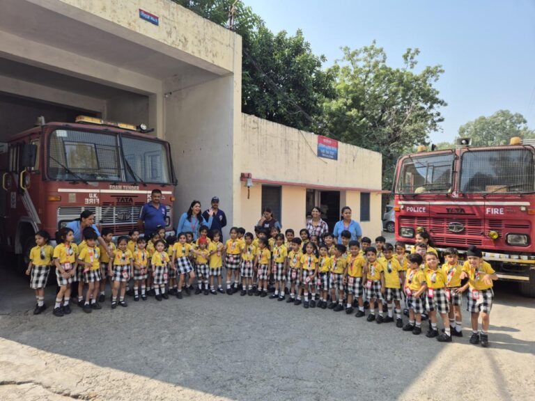 फायर स्टेशन में नन्हे मुन्ने बच्चे फायर स्टेशन में नन्हे मुन्ने बच्चे