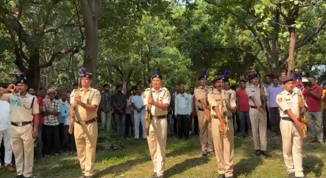 गॉड ऑफ ऑनर देते पुलिसकर्मी गॉड ऑफ ऑनर देते पुलिसकर्मी